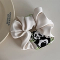 Dettaglio dell'elastico scrunchie crema con ricamo a forma di panda e bambù su tessuto - Beige (Scrunchie Panda)
