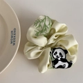 Nahaufnahme des beigen Satin-Haargummis mit Stickerei von Panda und Bambusblättern - Gelb (Panda Haargummi)