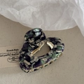Dettaglio della molletta per capelli in acetato marmorizzato viola e verde con denti d'oro - Viola e Verde