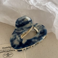 Detail of blue and white marble heart-shaped claw clip with gold metal teeth - Transparent Blue