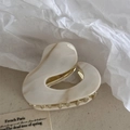 Detail of cream marble acetate heart hair claw clip with golden metal inner teeth - Creamy White