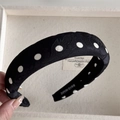 Detailopname van zwarte hoofdband met stippen en handgemaakte bloemen jacquard textuur - Haarband / Print Stippen Zwart