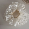 Elegante crèmewitte kanten scrunchie met bloemenborduursel en golvende randen dames - Franse Crème Kant-Groot Madeliefje