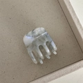 Détail d'une pince à cheveux en acétate marbré gris avec design à cinq dents sur plateau - Gris Bleu