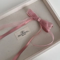 Detalle del clip para el pelo con lazo de encaje rosa y cintas largas elegantes - Rosa