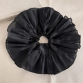 Macro-opname van zwarte oversized geplooide haarelastiek met gelaagde organza-textuur - Zwart
