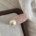 Detailansicht der Haarspange aus rosa Acetat mit Perle und goldener handgemachter Aufschrift - Einzelperle Ovalform - Rosa