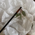 Détail d'épingle à cheveux feuille de bambou avec pompon doré et feuille de résine verte - Pic à Cheveux Gland Feuille de Bambou