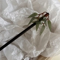 Vue détaillée de la pince à cheveux avec feuilles de bambou vertes et texture de jade - Pic à Cheveux Feuille de Bambou