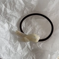 Detail des cremefarbenen Acetatknotens mit France Handmade Text auf elastischem Haargummi - Cremeweiß