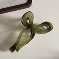 Détail d'une pince à cheveux en forme de nœud vert mat en résine translucide - Green Gradient