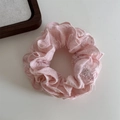 Detalle de coletero de encaje rosa pálido con bordado floral y bordes ondulados - Rosa
