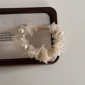 Dettaglio dell'elastico in organza crema con pieghe a strati e decorazioni di perle finte - Albicocca