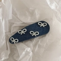 Detailaufnahme der blauen Denim-Haarspange mit handgefertigten weißen Perlenbögen - Mittelblauer Denim Kleine Perle Schleifen