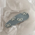 Detail einer hellblauen BB-Haarklammer aus Stoff mit eleganten weißen Perlen-Schleifen - Hellblauer Denim Kleine Perle Schleifen