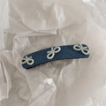 Detail der blauen Jeans-Haarklammer mit weißen Kunstperlen-Schleifen auf weißem Papier - Denim Pearl Knot - Quadratisch Blau