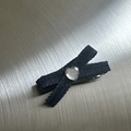 Nahaufnahme der Y2K Haarspange aus schwarzem Denim mit einem herzförmigen Strass-Detail - Dunkelblau - Entenschnabel-Clip