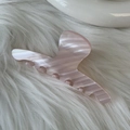 Gros plan sur la pince à cheveux en acétate marbré rose avec une texture lisse élégante - Pince Acétate Rose Marbré
