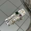 Vista macro dell'elegante fermaglio vintage in argento con cristalli colorati e perle - Gemma Multicolore-Rettangolo
