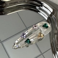 Dettaglio del fermaglio per capelli argento con cinque strass colorati a forma di cuore - Gemma Multicolore-Goccia