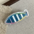 Detalle de una pinza para el pelo con forma de pez con rayas azules y purpurina - Pez Azul