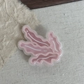Detalle de pinza para pelo de alga rosa translúcida con textura de líneas blancas - Hierba Acuática Rosa