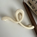 Vista dettagliata dall'alto della grande molletta per capelli crema opaca dal design sobrio - Beige Onda Opaca