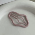 Dettaglio del fermaglio a nuvola traforato in rosa antico opaco su vassoio di ceramica - Nuvola Rosa