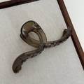 Minimalist jelly dark brown amber-textured wave hair claw clip with black spotted pattern - Jelly Cross Wave-Black Gray