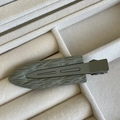 Dettaglio molletta per capelli verde oliva opaco con texture piuma in scatola di velluto - Verde