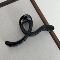 Glossy black crisscross wave hair claw clip with large teeth on beige linen background - Jelly Cross Wave-Black