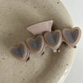 Detalle de pinza para el cabello rosa empolvado con doble corazón en bandeja cerámica - Corazón Marrón Con Borde Gris