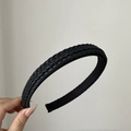 Detalle de la diadema trenzada ancha negra con textura de tela tejida de tres hilos - Negro