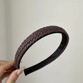 Detalle de la diadema ancha trenzada a mano en marrón oscuro con forro interior negro suave - Café Rojo