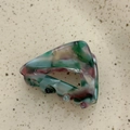 Dettaglio molletta per capelli in acetato marmorizzato con scritte oro e design a molla - Verde Floreale