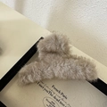 Pinza per capelli oversize in peluche marrone chiaro in ecopelliccia morbida - Caffè Chiaro