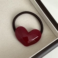 Dettaglio di ciondolo a cuore 3D rosso con timbro dorato France Handmade su elastico capelli - Rosso