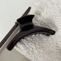 Dettaglio della pinza per capelli in acetato marrone scuro con scritta dorata - Stile Diritto Spesso (FJ891751) / Marrone Scuro