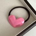 Dettaglio dell'elastico per capelli a cuore rosa con scritta France Handmade - Rosa Barbie