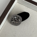 Dettaglio macro di un fermaglio a cuore in velluto con strass lucidi su un vassoio - Floccato Strass Bordo Tondo Completo