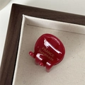 Detail van rode acetaat haarklem met gouden France Handmade belettering op display - Rood