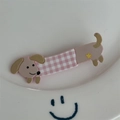 Gros plan détaillé d'une pince à cheveux teckel avec motif rose et paillettes dorées - Gingham Rose