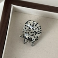 Detail van mini acetaat haarklem met dalmatiër vlekken en gouden France Handmade tekst - Wit Gespikkeld