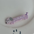 Détail d'une pince à cheveux teckel mignonne en acrylique violet et rose à fleurs - Rose