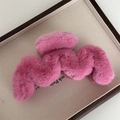 Détail de la matière en peluche rose et du design ondulé de la pince à cheveux en métal - Rouge Rose