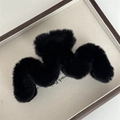 Détail macro de la pince à cheveux en fausse fourrure noire avec cadre géométrique - Noir