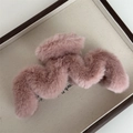 Gros plan sur la pince à cheveux en peluche rose avec dents ondulées sur plateau - Rose Clair