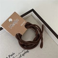 Détail d'un élastique à cheveux marron foncé avec un nœud délicat sur carte de marque - Café Foncé avec Nœud (5 Pièces par Carte)