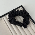 Dettaglio di un elastico per capelli in raso nero con perline su vassoio per gioielli - Perle Nere