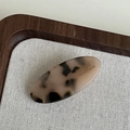 Eleganter ovaler Haarclip aus Schildpatt-Acetat mit dekorativer Handmade-Gravur - Helles Schildpatt